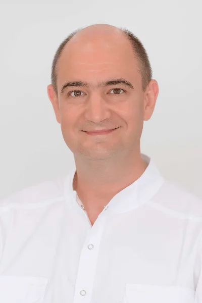 Férfi fogorvos mosolyog Dr. Szeder László fotója.