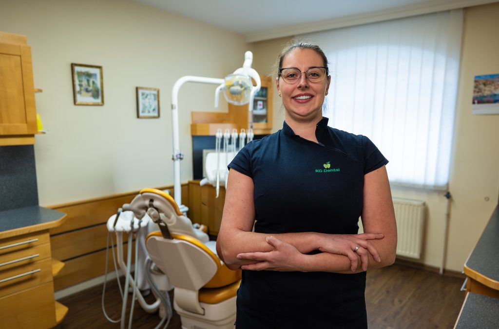 Fogorvos a rendelőben Dr Bertalan Mirtil fotója.