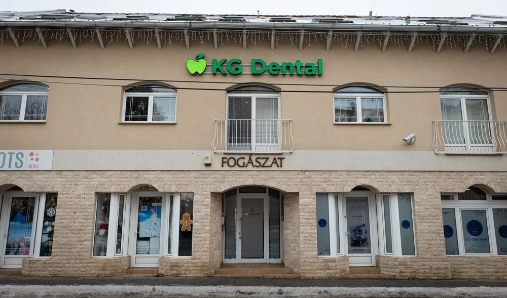 A KG Dental fogászati rendelő külső homlokzata és bejárata