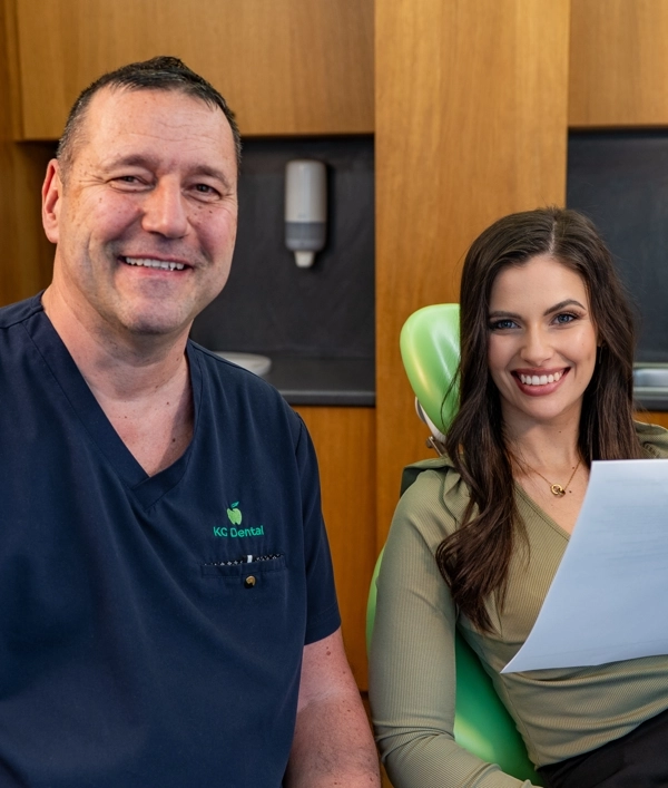 Fogorvos és páciens tájékoztatás közben a KG Dental rendelőben