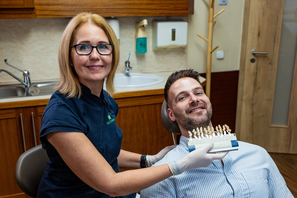 Fogszín egyeztetés pácienssel a KG Dental fogászati rendelőben