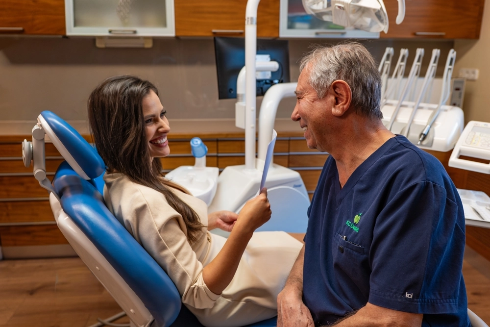 Páciens és fogorvos konzultáció közben a KG Dental rendelőben