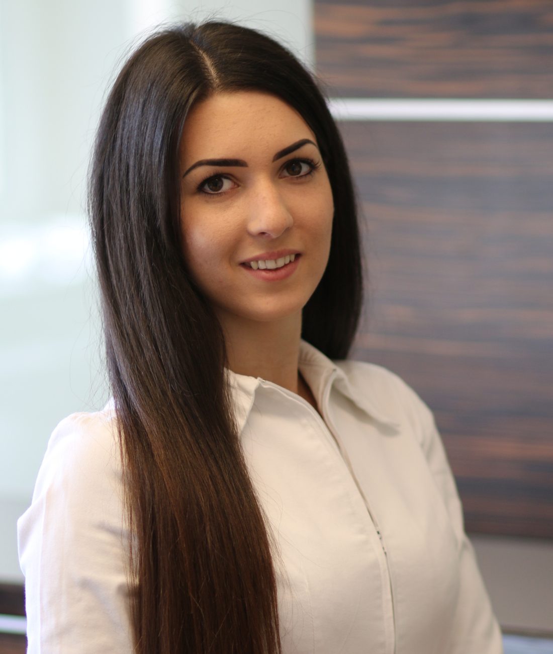 Nagy Réka, asszisztens a KG Dental rendelőben, fehér munkaruhában