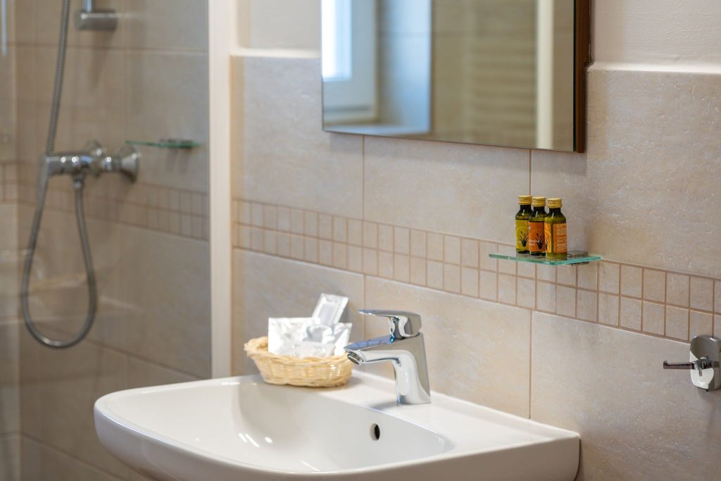 Teljesen felszerelt fürdőszoba a Lajta Apartmanban.