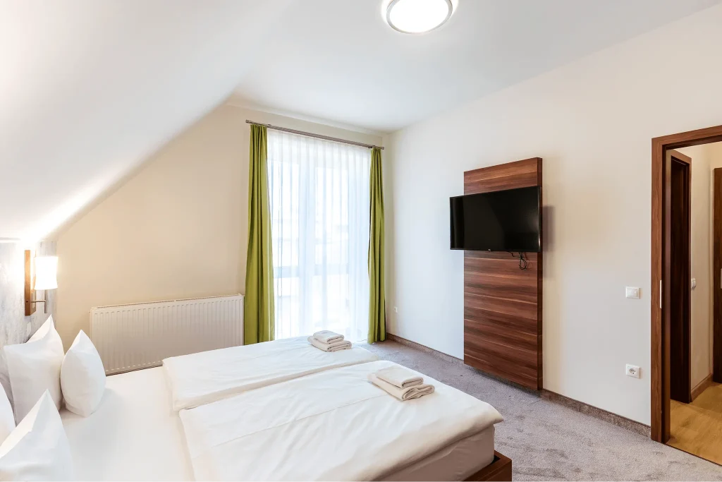 Hálószoba a Lajta Apartmanban franciaággyal oldalról.