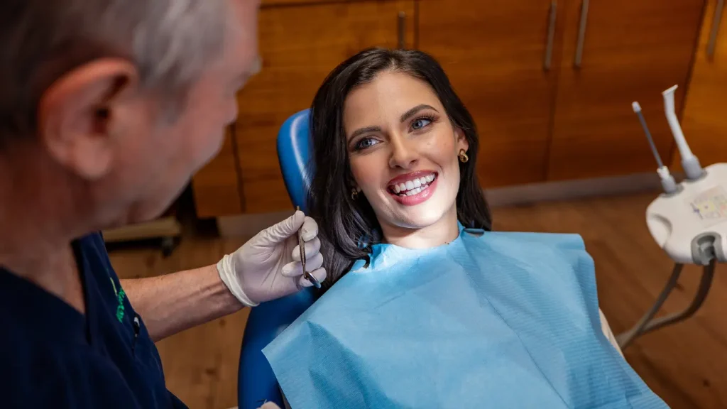 Női páciens dentálhigiénés kezelésen, a Kg Dentalban.